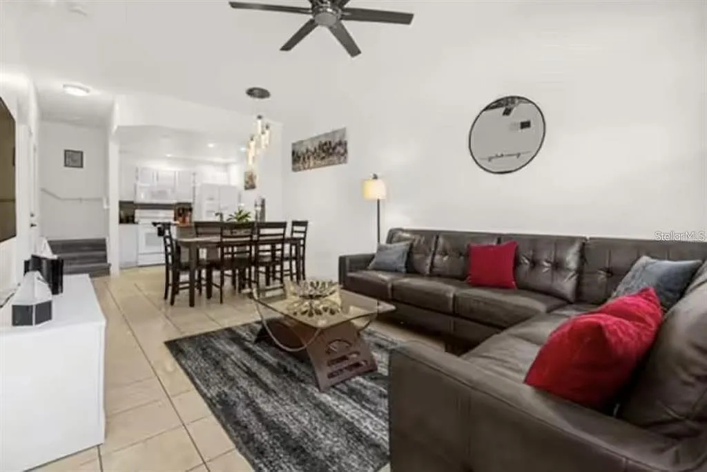 3 bed, 2.0 bath, 1296 sqft, $2,200 — Photo 3