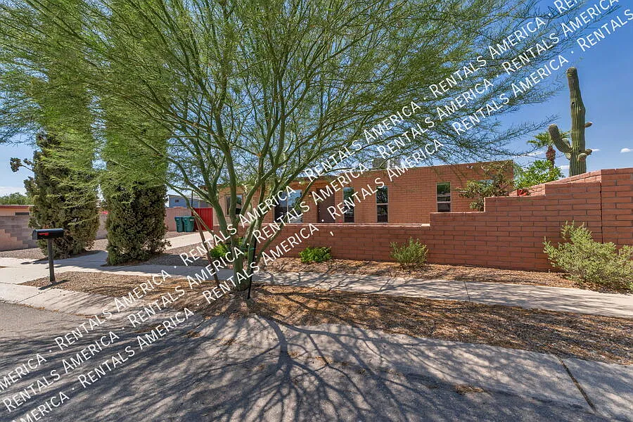 4 bed, 1349 sqft, $2,100 — Photo 2
