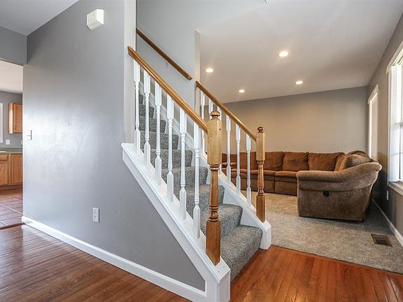 3rd image of 22793 Redwood Dr