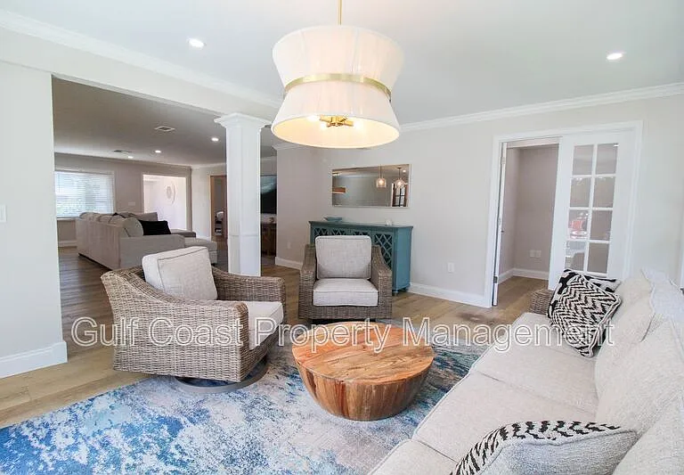 691 Russell St — Photo 36