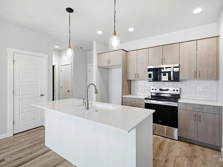 3 bed, 1595 sqft, $4,500 — Photo 4