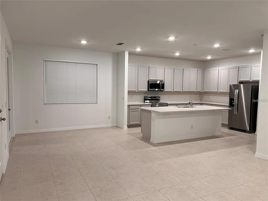 4 bed, 3.0 bath, 2048 sqft, $3,400 — Photo 3