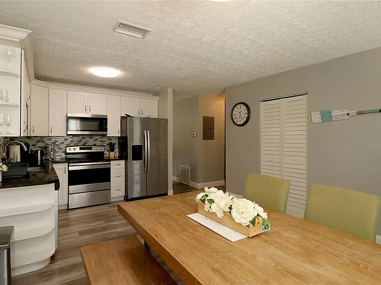 1635 Gladys St #2 — Photo 10