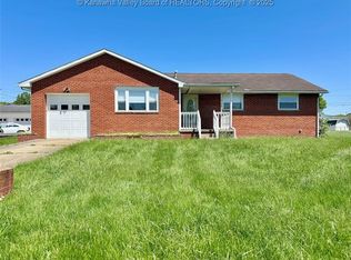 909 Virginia St, Ravenswood, WV 26164