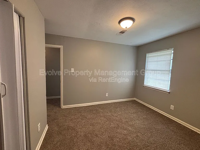 4268 Glenbrook St — Photo 16