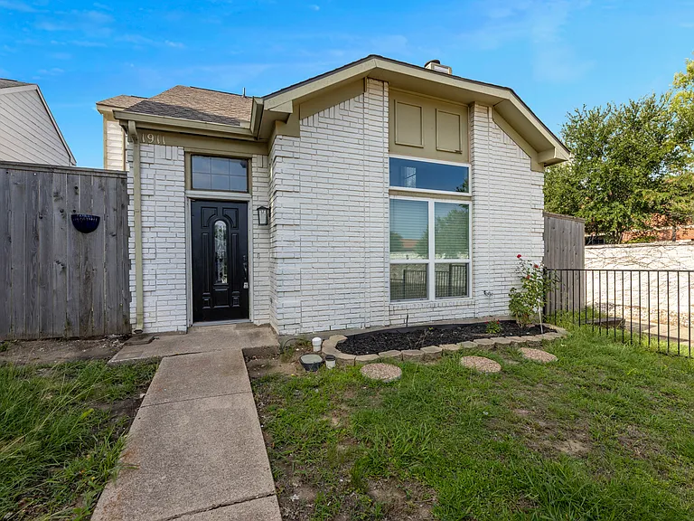 1911 Lavaca Ct — Photo 8