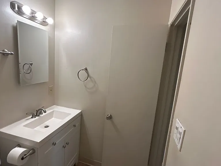 2941 Marconi — Photo 28