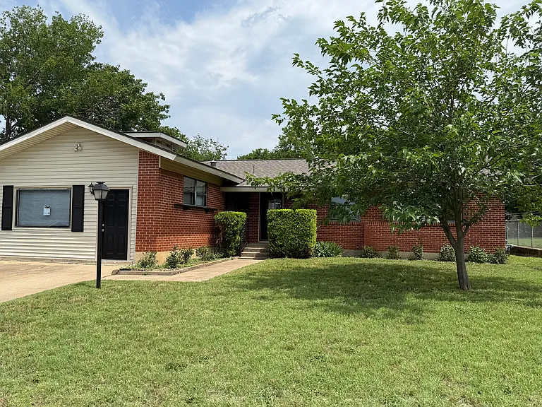 A lovely home on a quiet street in west Fort Worth