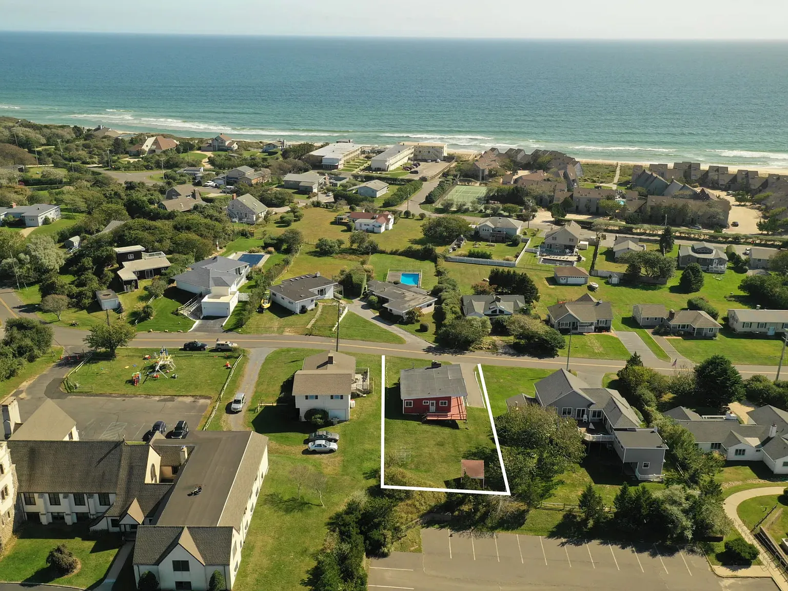 Picture Perfect Montauk Retreat w Ocean Views — Photo 3
