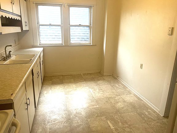 4th image of 914-918 W 9th St E