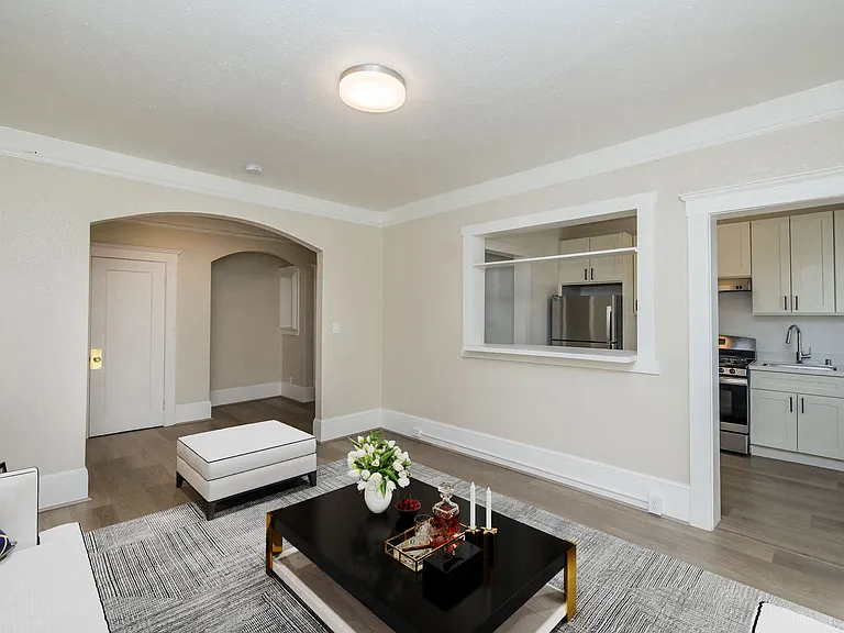 240 Grand — Photo 19