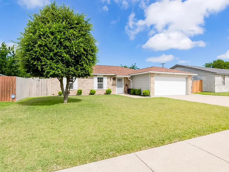 2307 Traverse Dr — Photo 3
