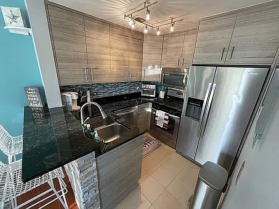 400 Village Cir #216 — Photo 3