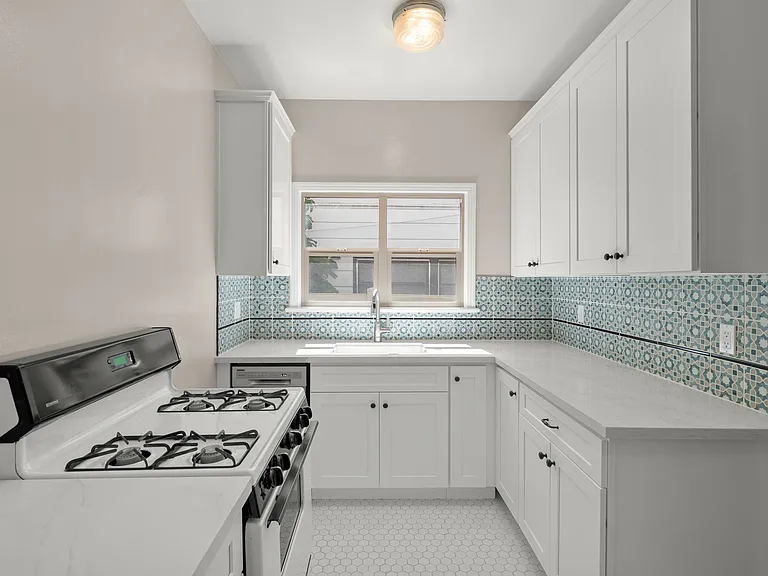 1136 Bennett Ave — Photo 2
