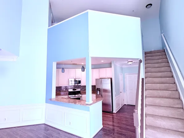 12491 Hayes Ct Unit 401, Fairfax, VA 22033