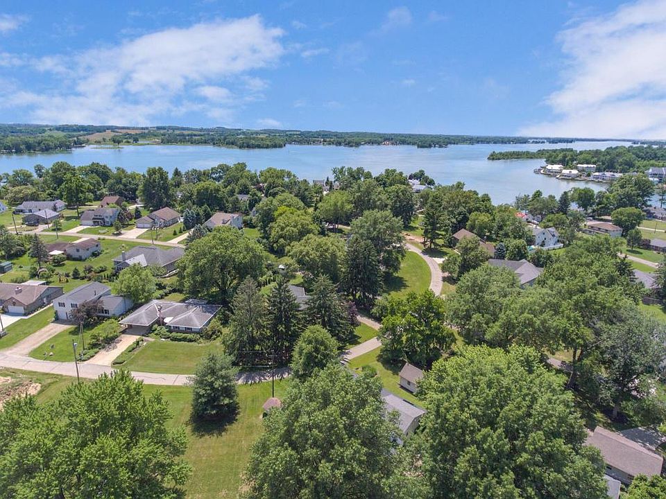 1st image of 742 Lakeshore Dr W