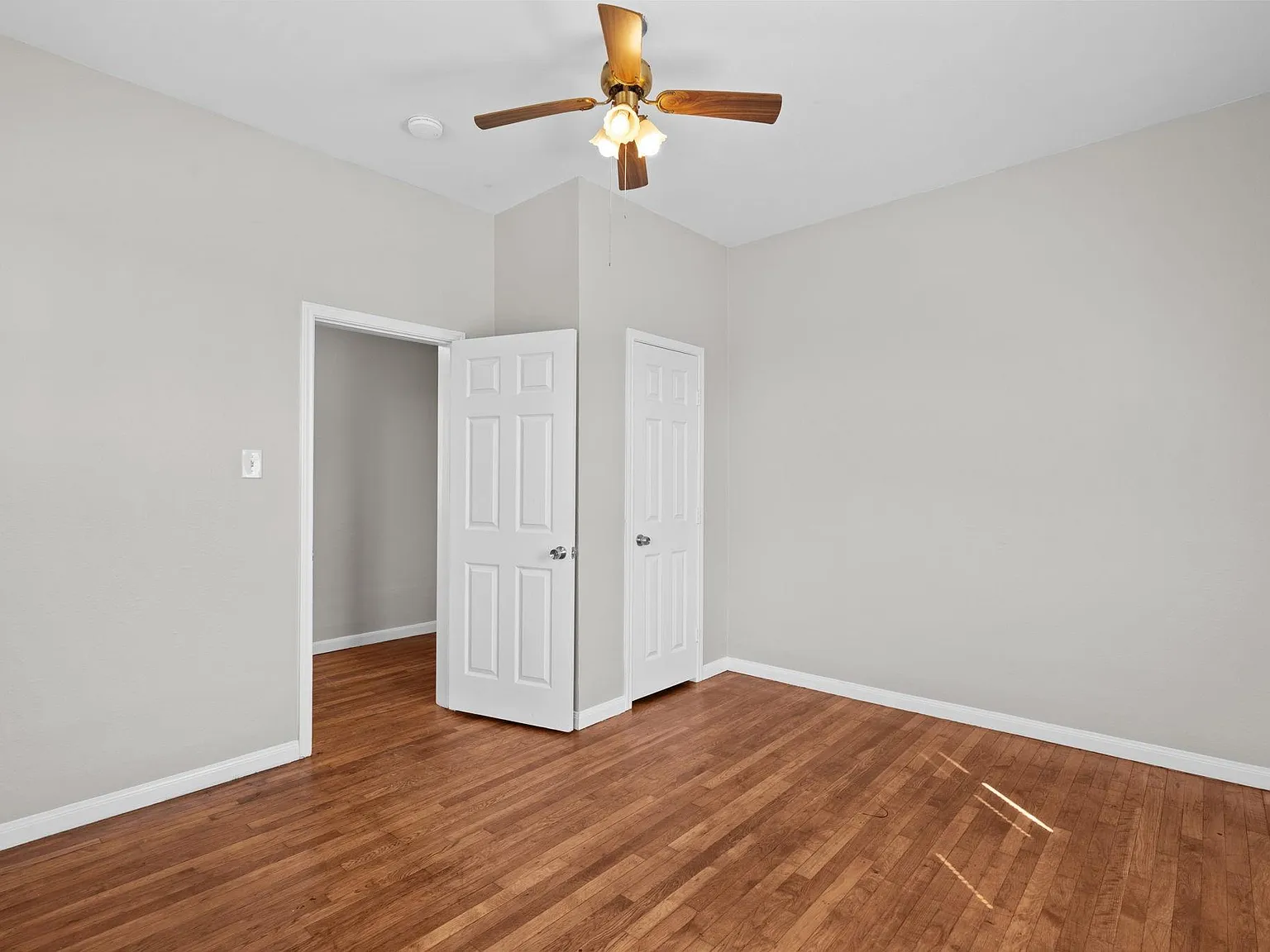2 bed, 1.0 bath, 916 sqft, $1,300 — Photo 4