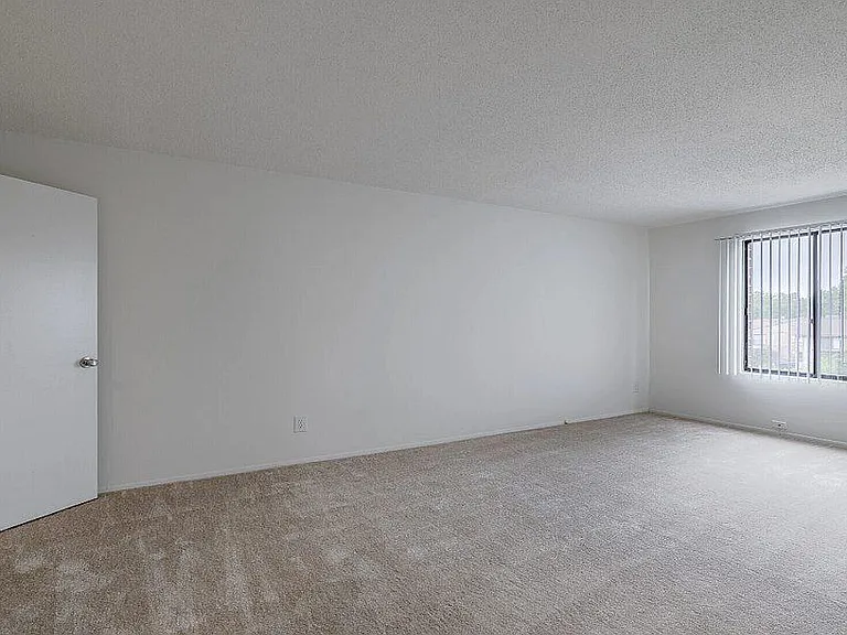 Claymoor Luxury Apartments — Photo 11