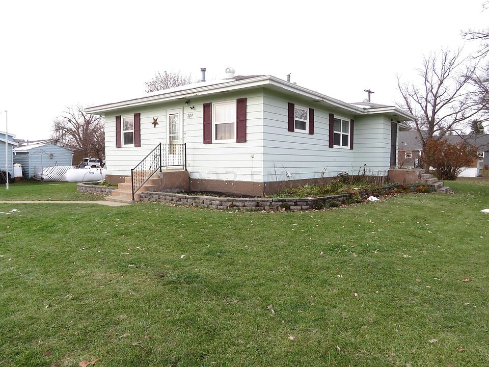 744 E 7th St, Neche, ND 58265 Zillow
