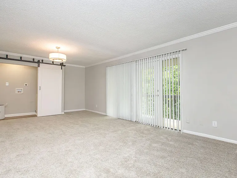 Kingston Pointe Apartments — Photo 10