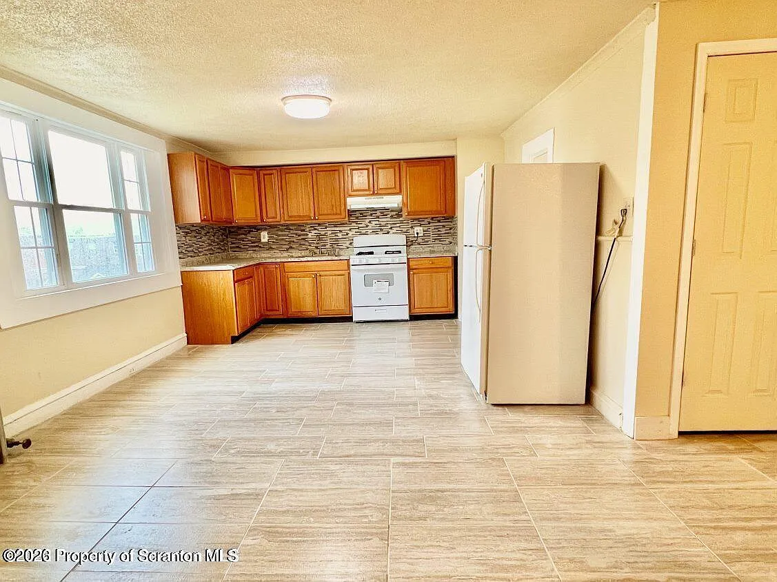 3 bed, 1.0 bath, 938 sqft, $1,200 — Photo 4