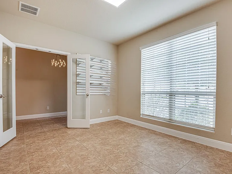 562 White Cyn — Photo 3
