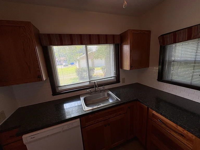 2209 Hawthorne Ave — Photo 14