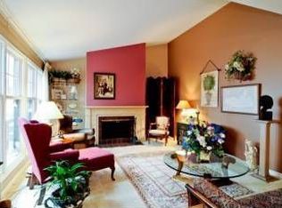32 White Oak Cir, St Charles, IL