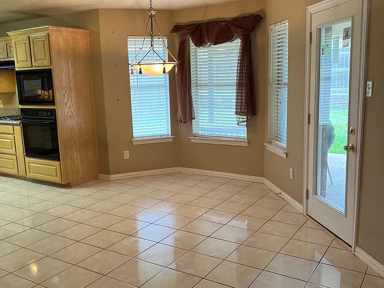 1801 Meadow Crest Ln — Photo 4