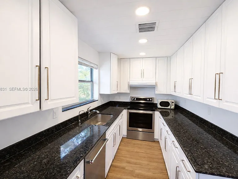 16932 W Calder Dr — Photo 8