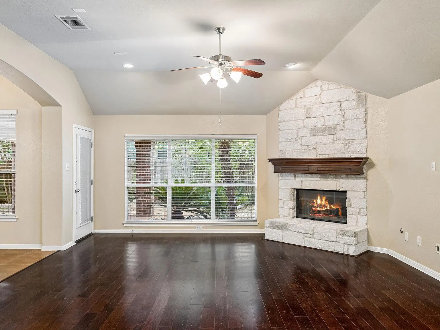 3 bed, 2.5 bath, 2532 sqft, $2,700 — Photo 4