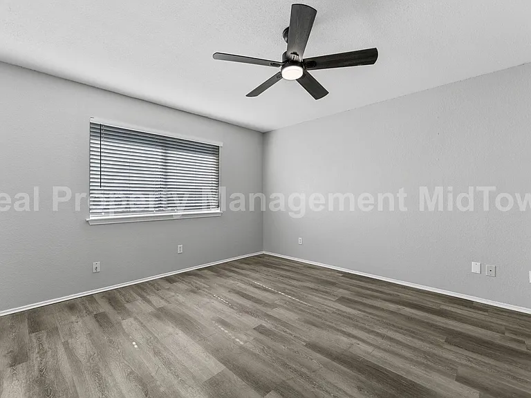 6100 Wall St — Photo 13