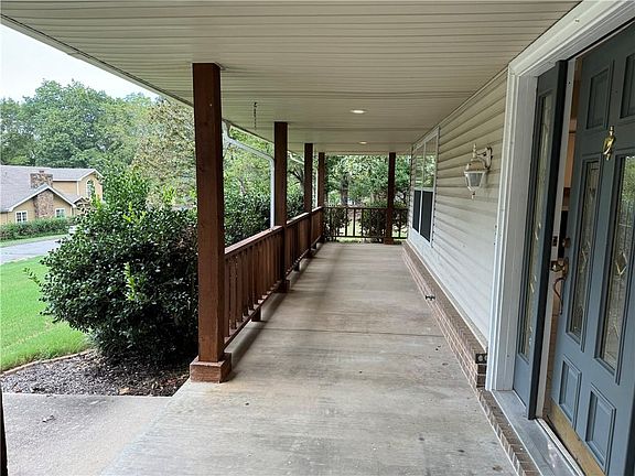 3rd image of 13830 Canterbury Dr