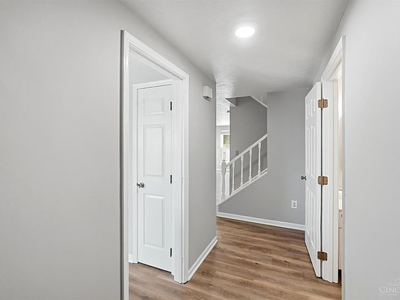 4th image of 1012 Stratford Ct