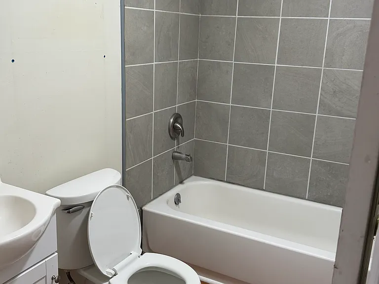 920 N Front St #3 — Photo 5