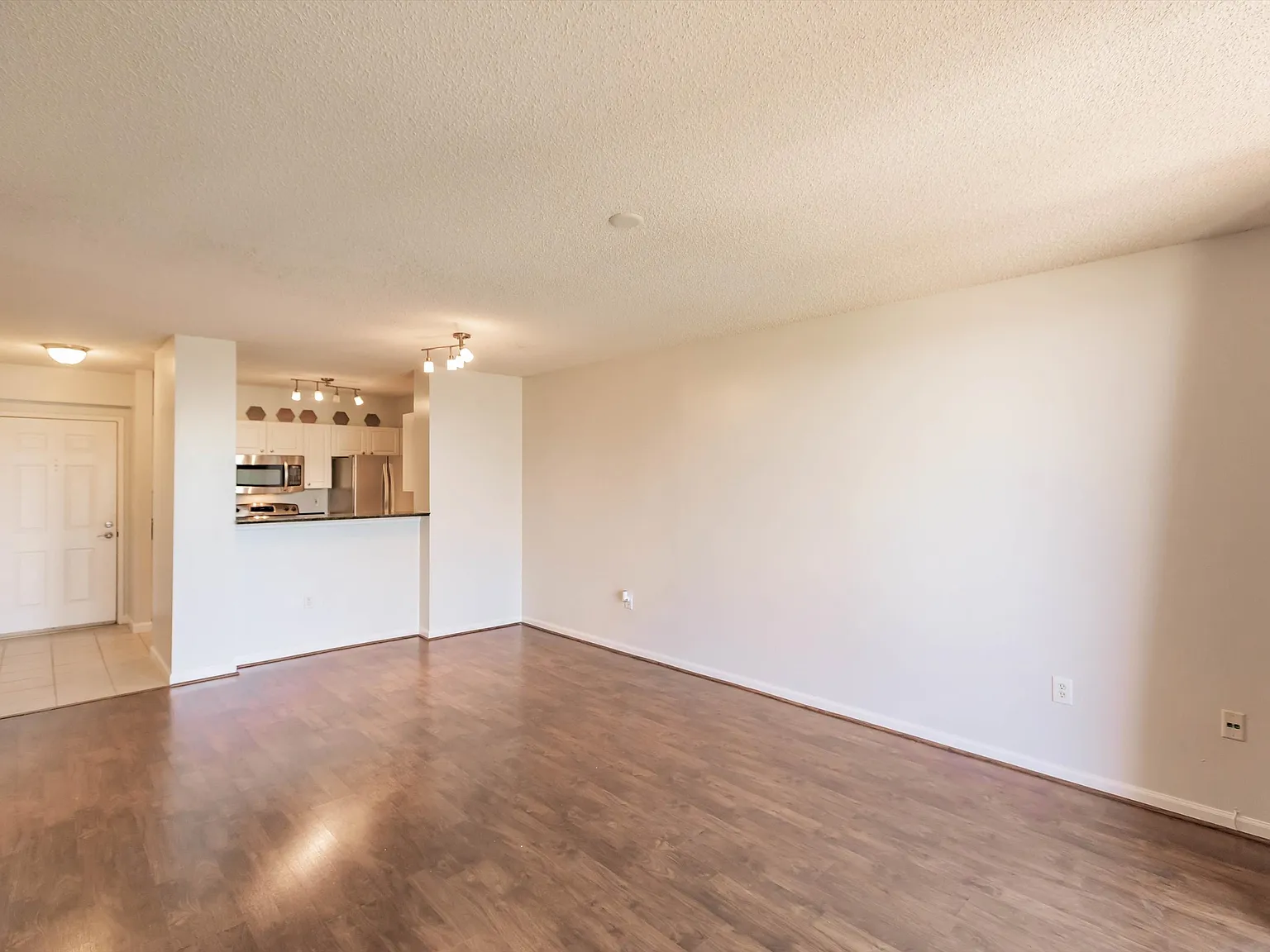 1 bed, 747 sqft, $2,300 — Photo 2