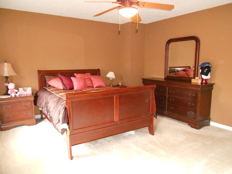 Master Bedroom (1 of 2)