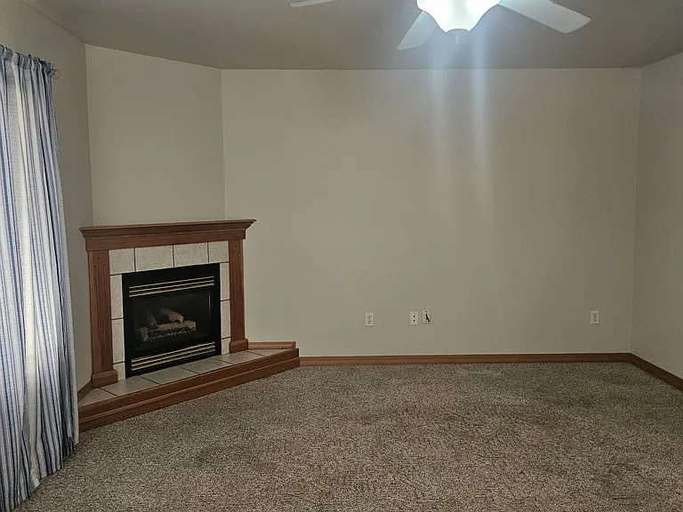 1942 Greatview Dr — Photo 3