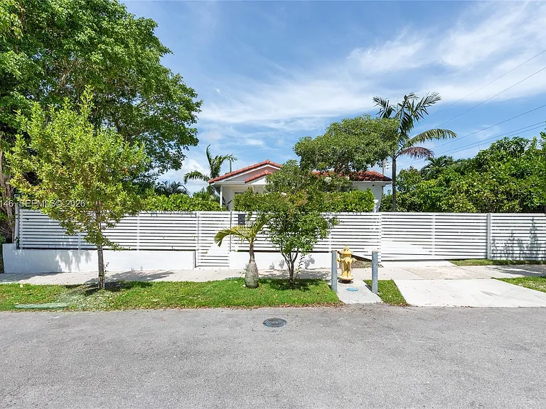 1450 SW 20th Ave — Photo 1
