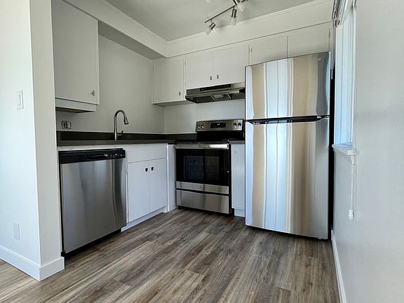 2nd image of 430 Lake St S #11