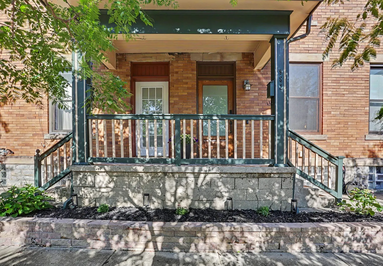2 bed, 1.5 bath, 882 sqft, $2,250 — Photo 2