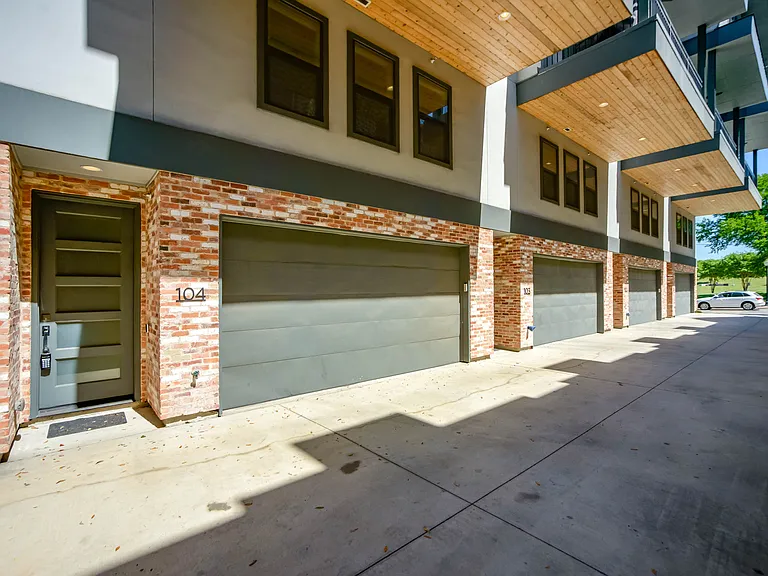 2127 Clark St #104 — Photo 21