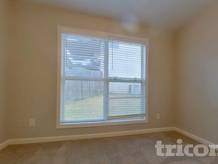 104 Logan Creek Ct — Photo 16