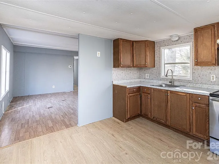126 Poe Dr — Photo 9