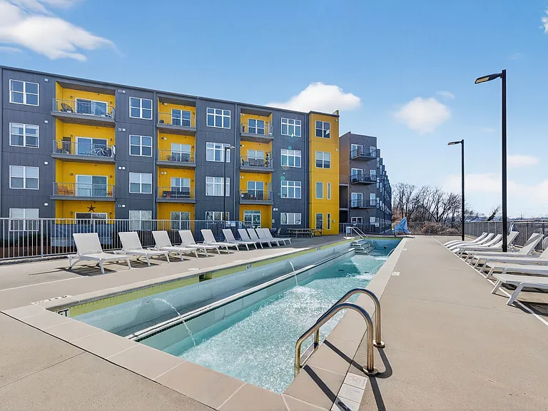 400 Herron Dr #21 — Photo 36