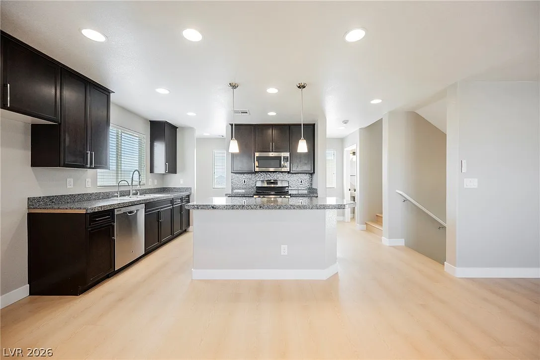 3 bed, 3.5 bath, 2109 sqft, $2,350 — Photo 3