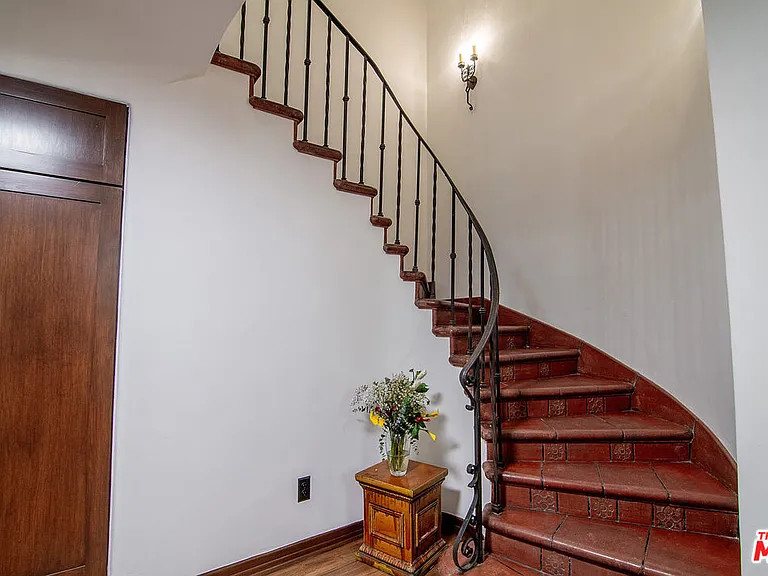 3475 N Knoll Dr — Photo 17