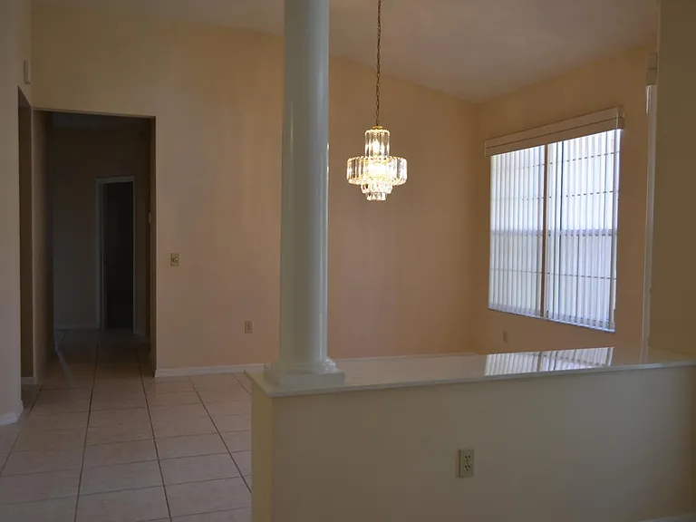 318 W Hillmoor Ln — Photo 7