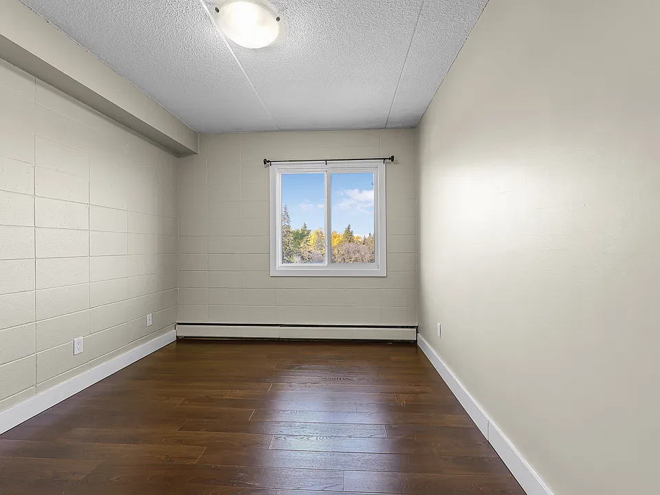 16527 Stony Plain Rd NW