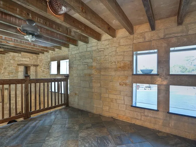 614 Pine Gully Rd #LOFT — Photo 11